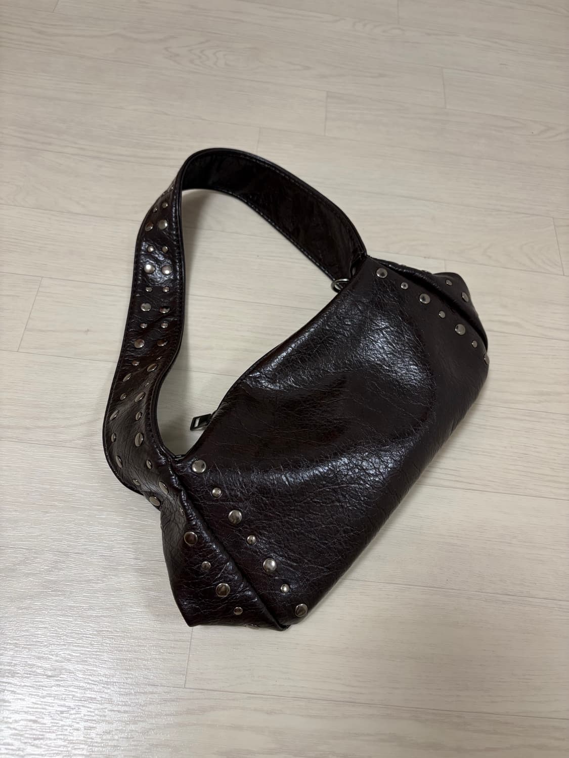 브라운 스터드 숄더백 상품이미지1