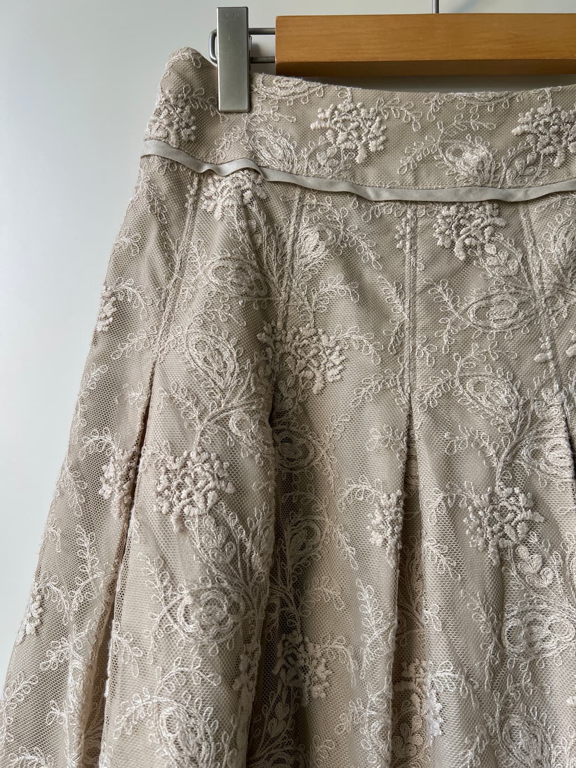 베이지 플라워 자수 미디 스커트 상품이미지3