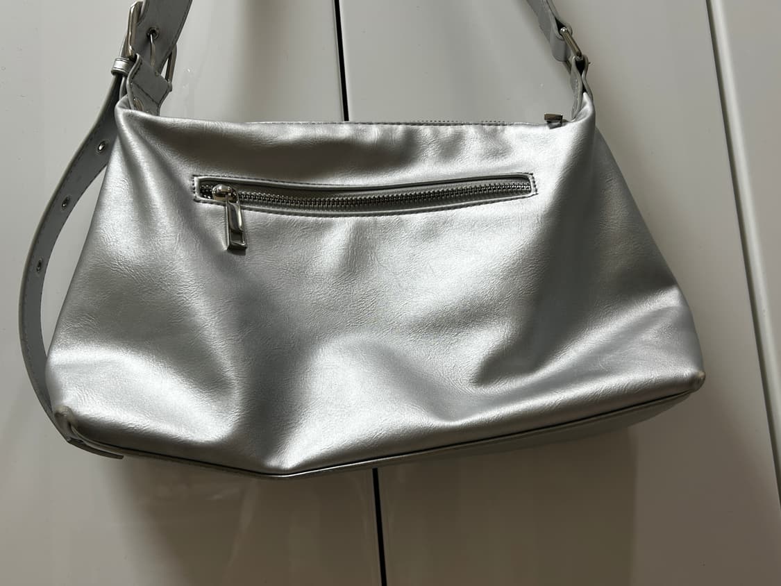 레더리 지퍼드 숄더백 실버 상품이미지4