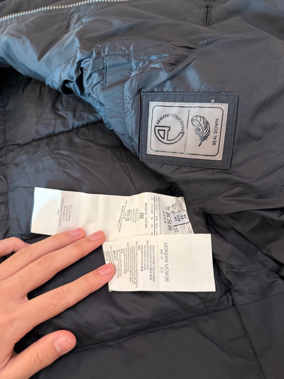 아르마니 꼴레지오니 사선 지퍼 구스다운 패딩 상품이미지8