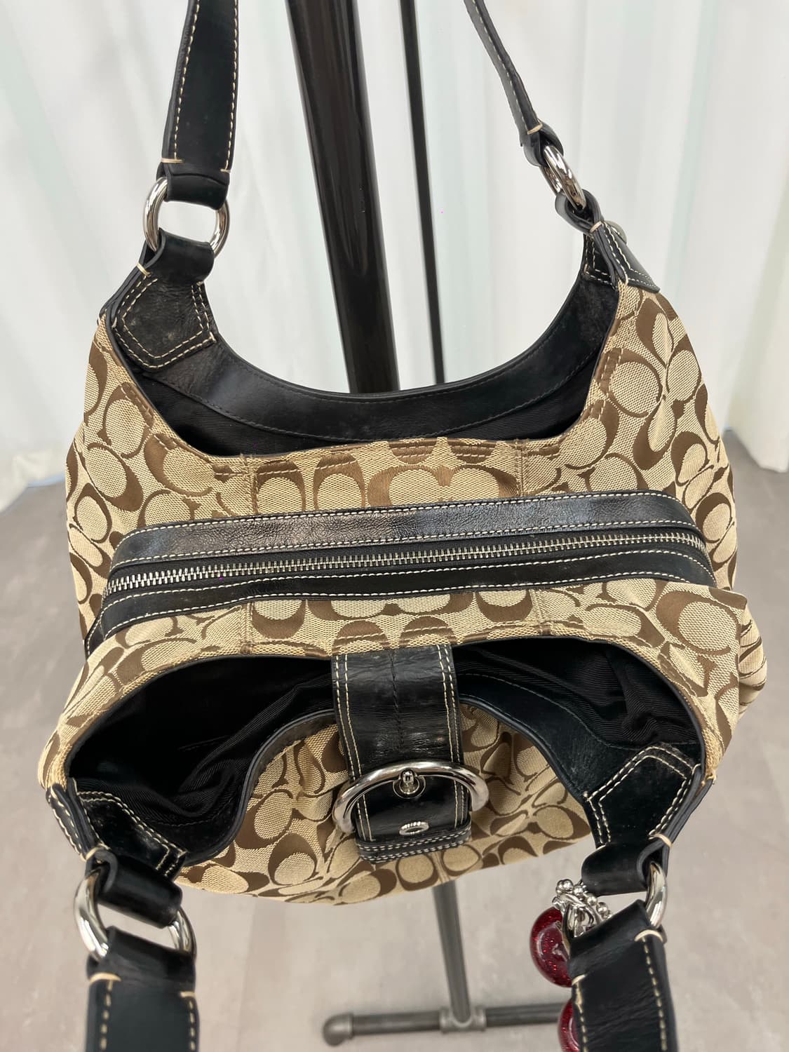 Coach beige big hobo bag 상품이미지4