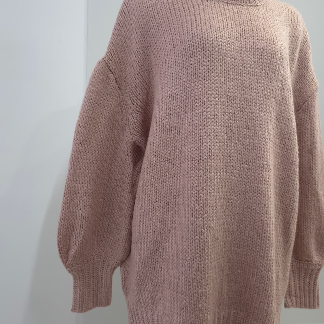 핑크 오픈백 하이넥 루즈핏 니트 상품이미지7