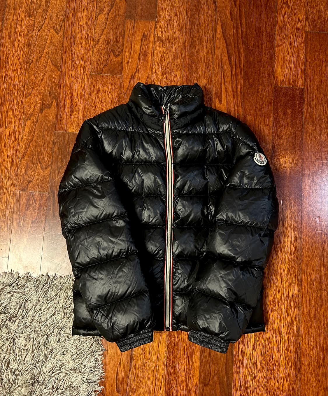 몽클레어 키즈 블랙 유광 구스다운 패딩(10세) 상품이미지4