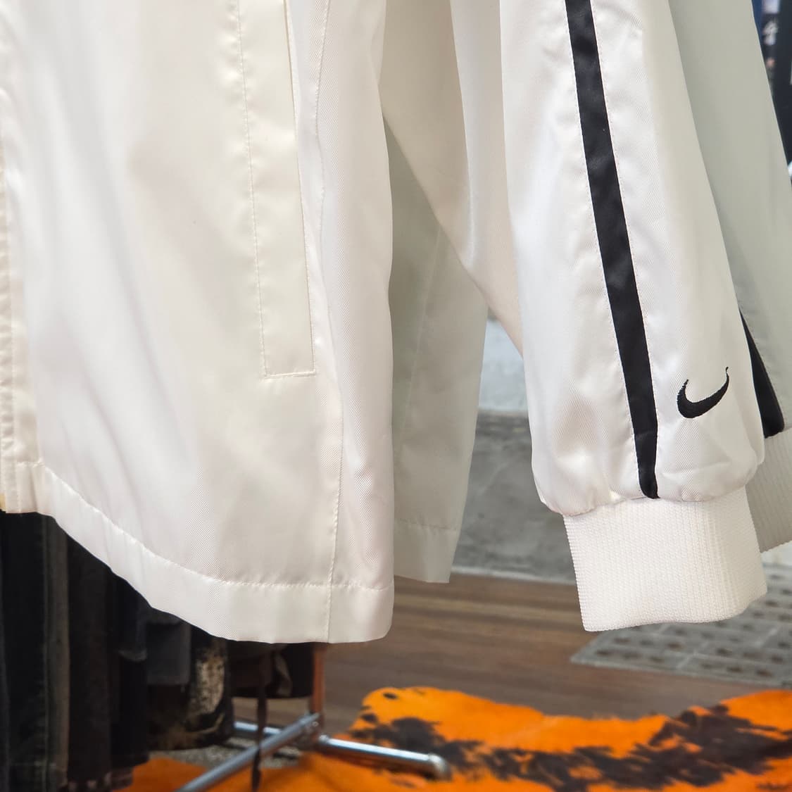JPN NIKE 화이트 블랙 라인 바람막이 상품이미지4