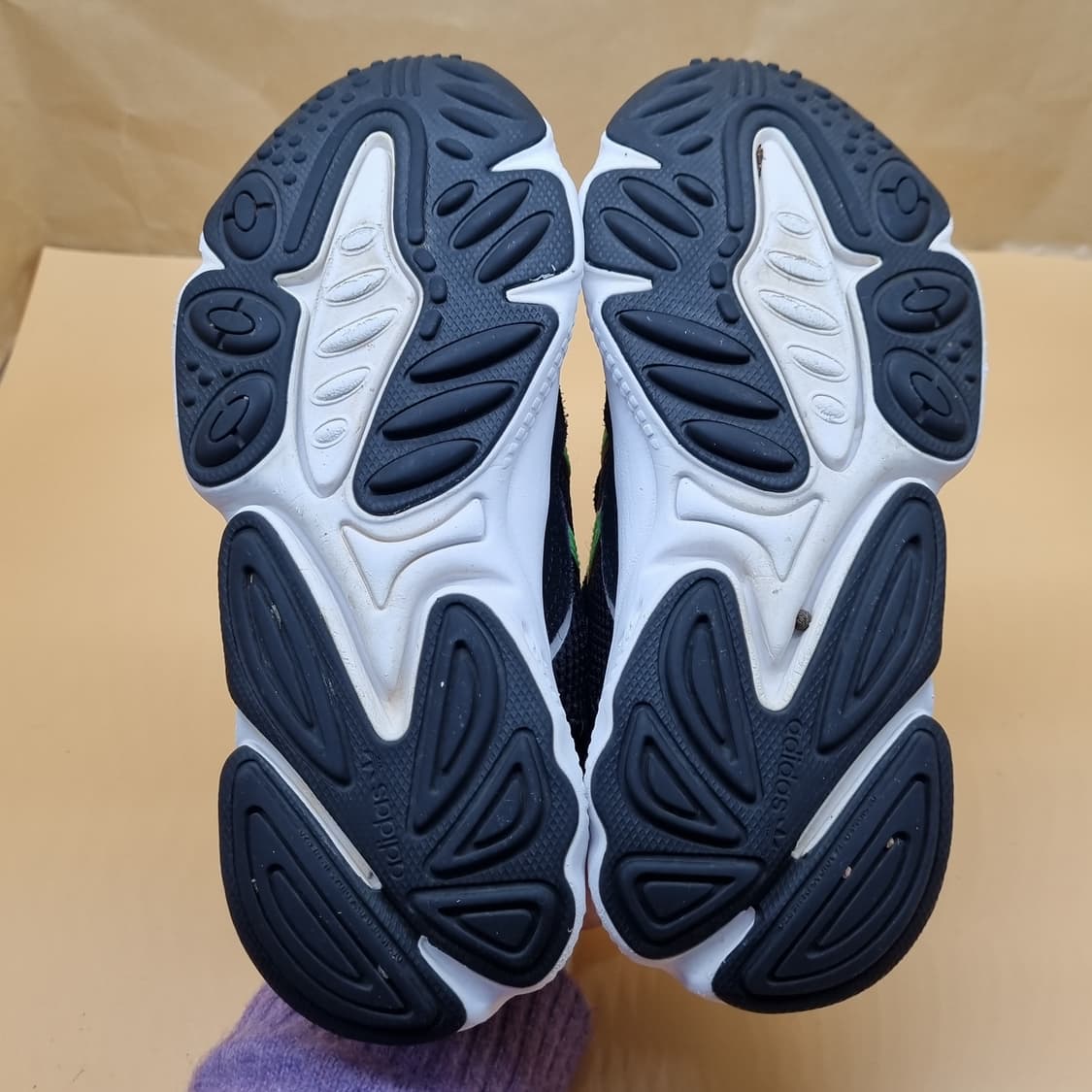 아디다스 오즈위고 블랙형광 운동화225. 상품이미지3