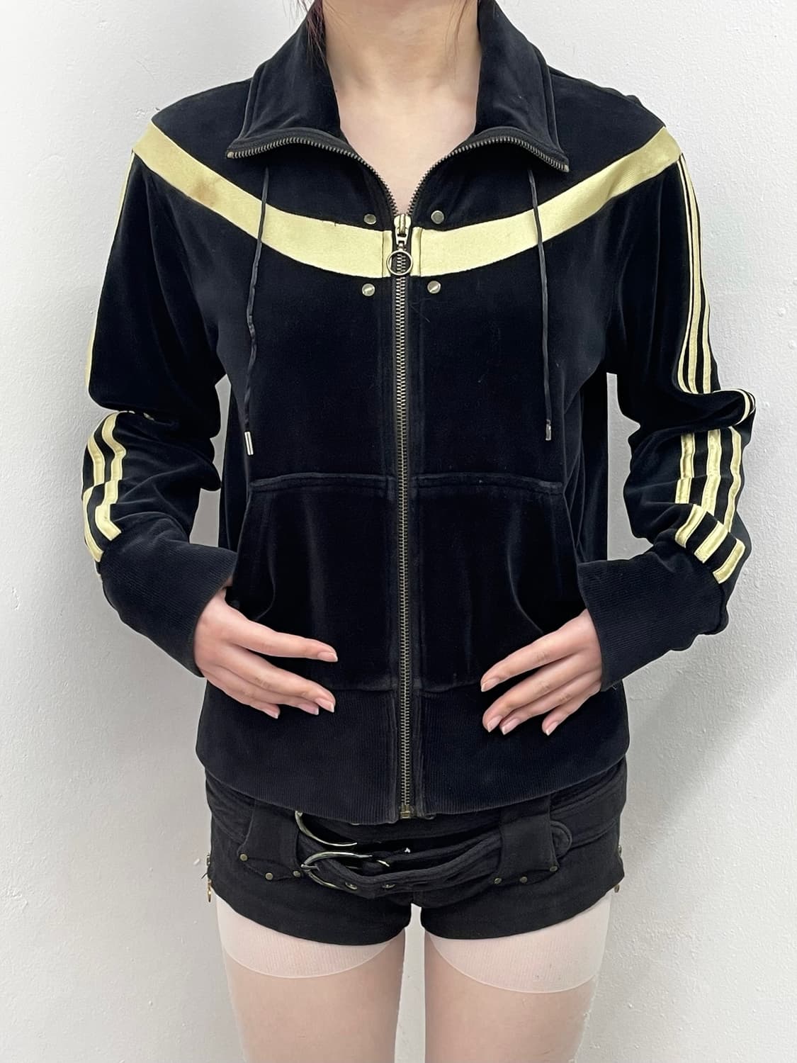 아디다스 벨벳 골드 로고 집업 상품이미지1