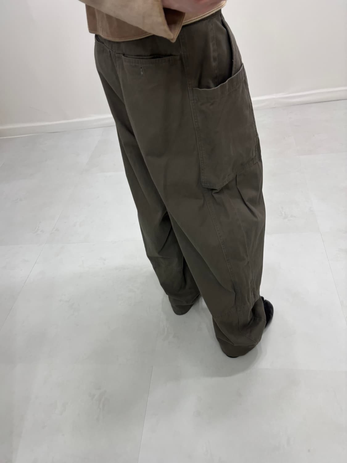 KHAKI BALLON CURVED PANTS 상품이미지7