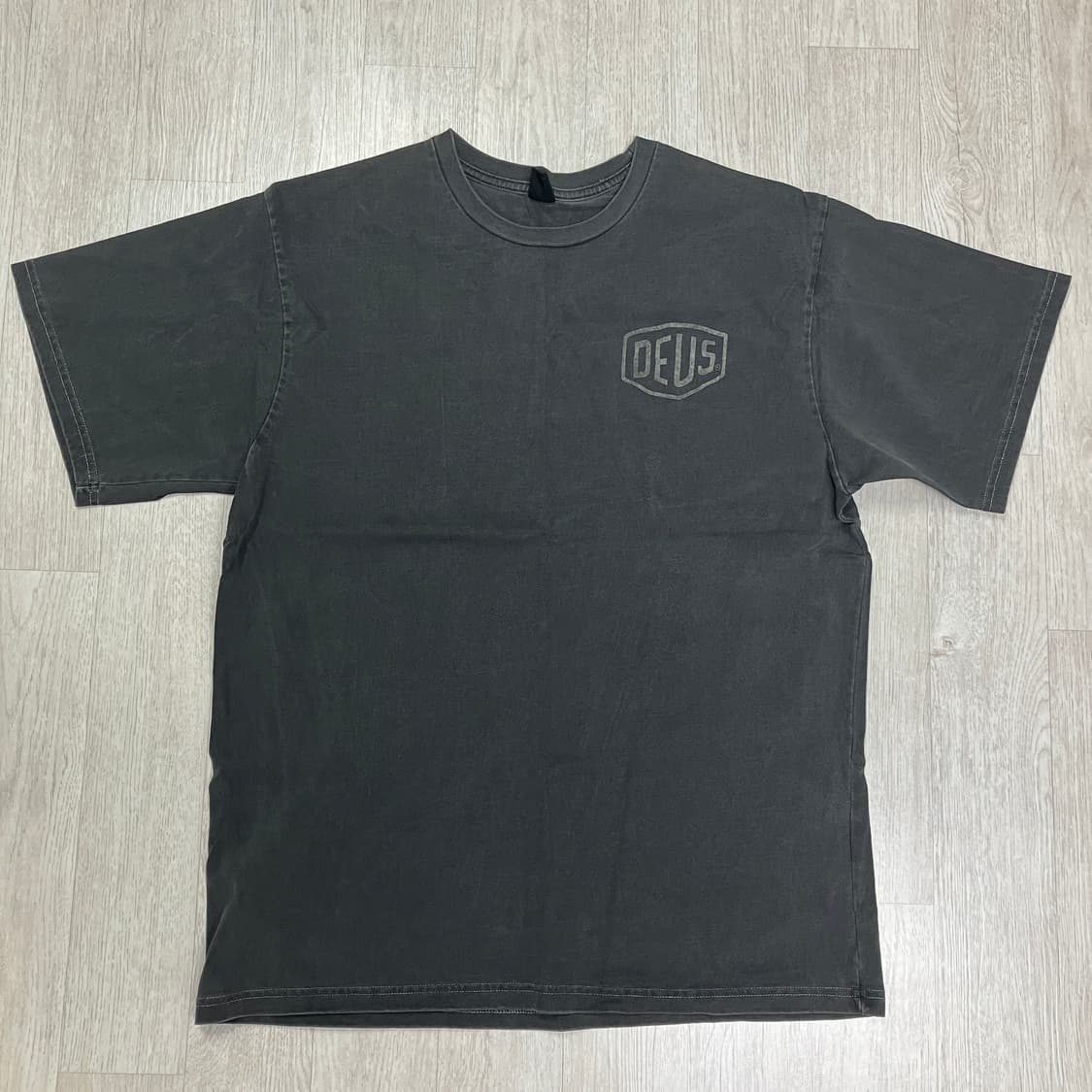 [L] 데우스 어드레스 반팔 차콜 상품이미지3