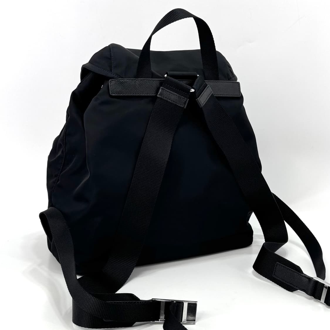 프라다 삼각로고 나일론 버클 백팩 블랙 (1BZ070) 상품이미지3