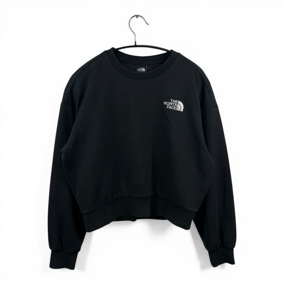 (S) 노스페이스 우먼스 자수로고 크롭 맨투맨 블랙 상품이미지1