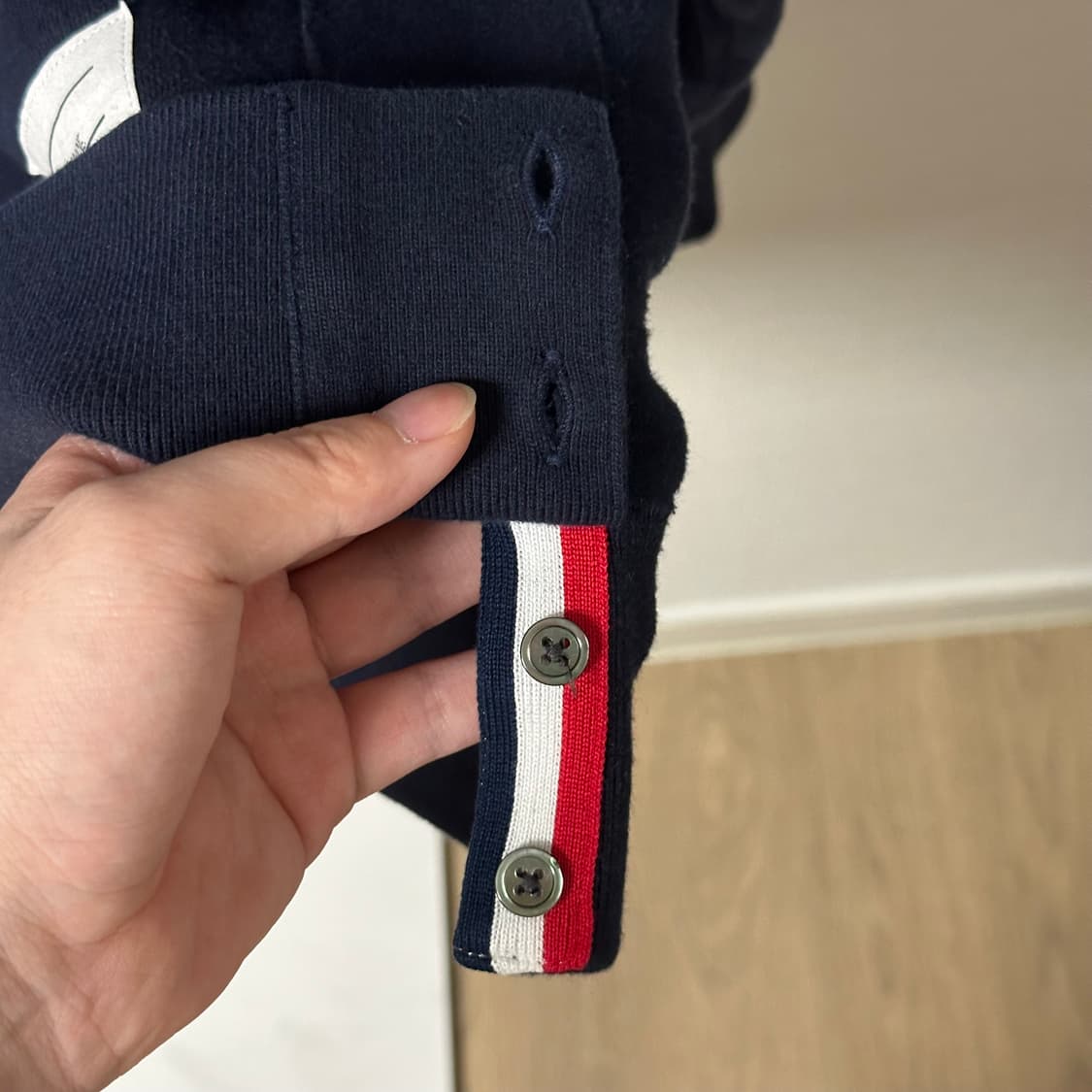 [4] 톰브라운 사선완장 맨투맨 네이비 상품이미지6