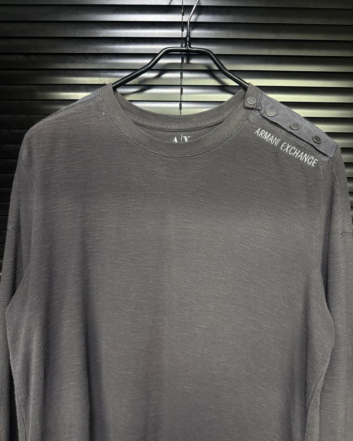 아르마니 익스체인지 알마니 그레이 어깨 단추 절개 니트 긴팔 롱슬리브리스 상품이미지2