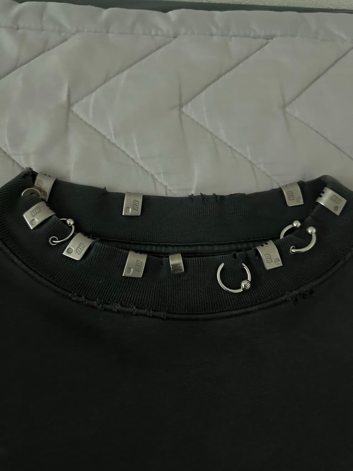 발렌시아가 피어싱 맨투맨 상품이미지2