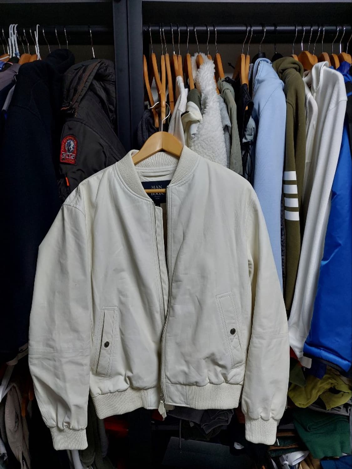 맨온더분 크림 천연 양가죽 바시티 블루종 50 상품이미지1