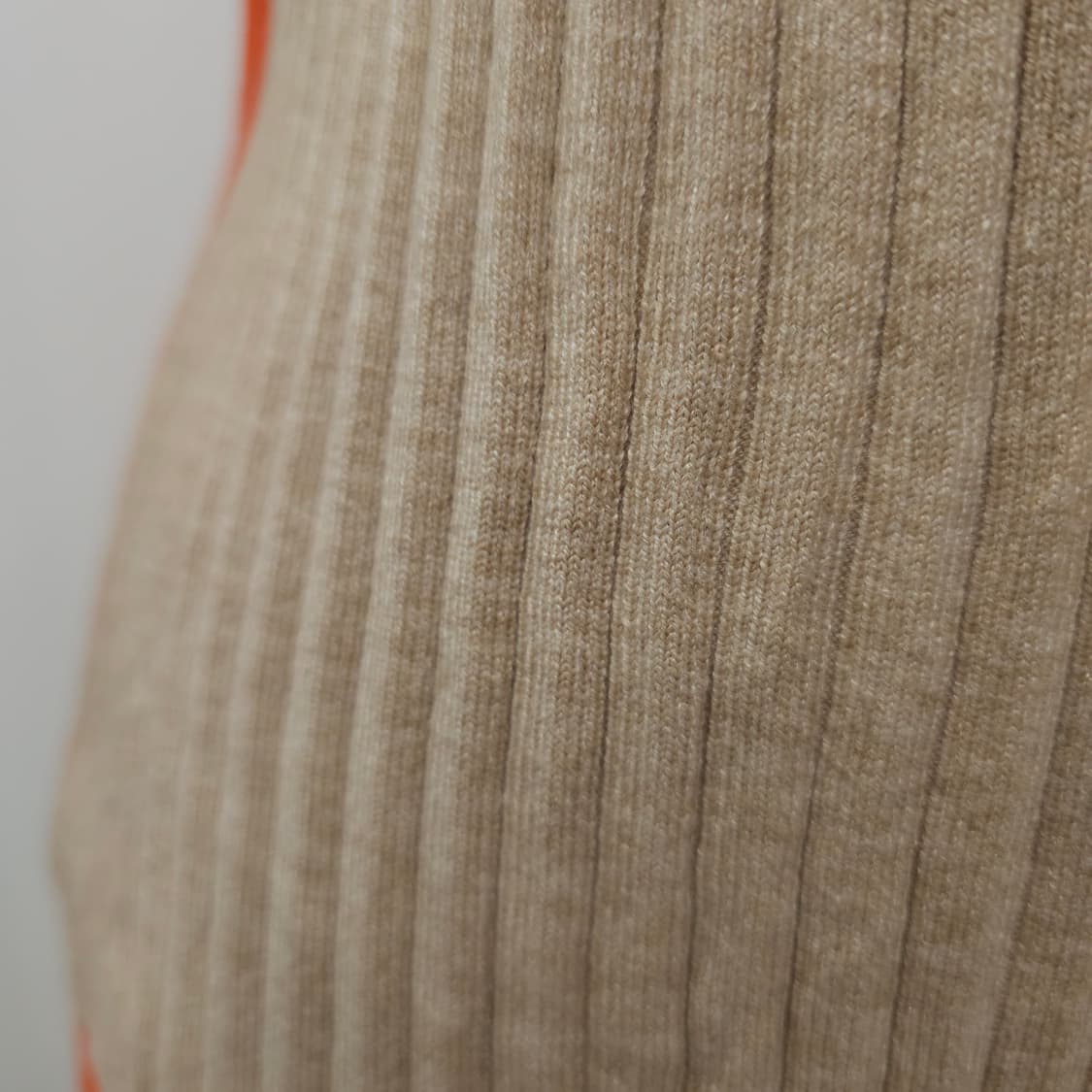 베이지 오렌지 배색 슬림핏 골지 니트 상품이미지9