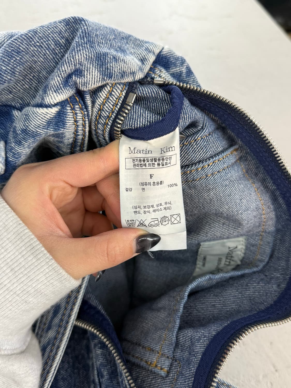 MatinKim 마뗑킴 로고 워시드 데님 더플백  상품이미지6