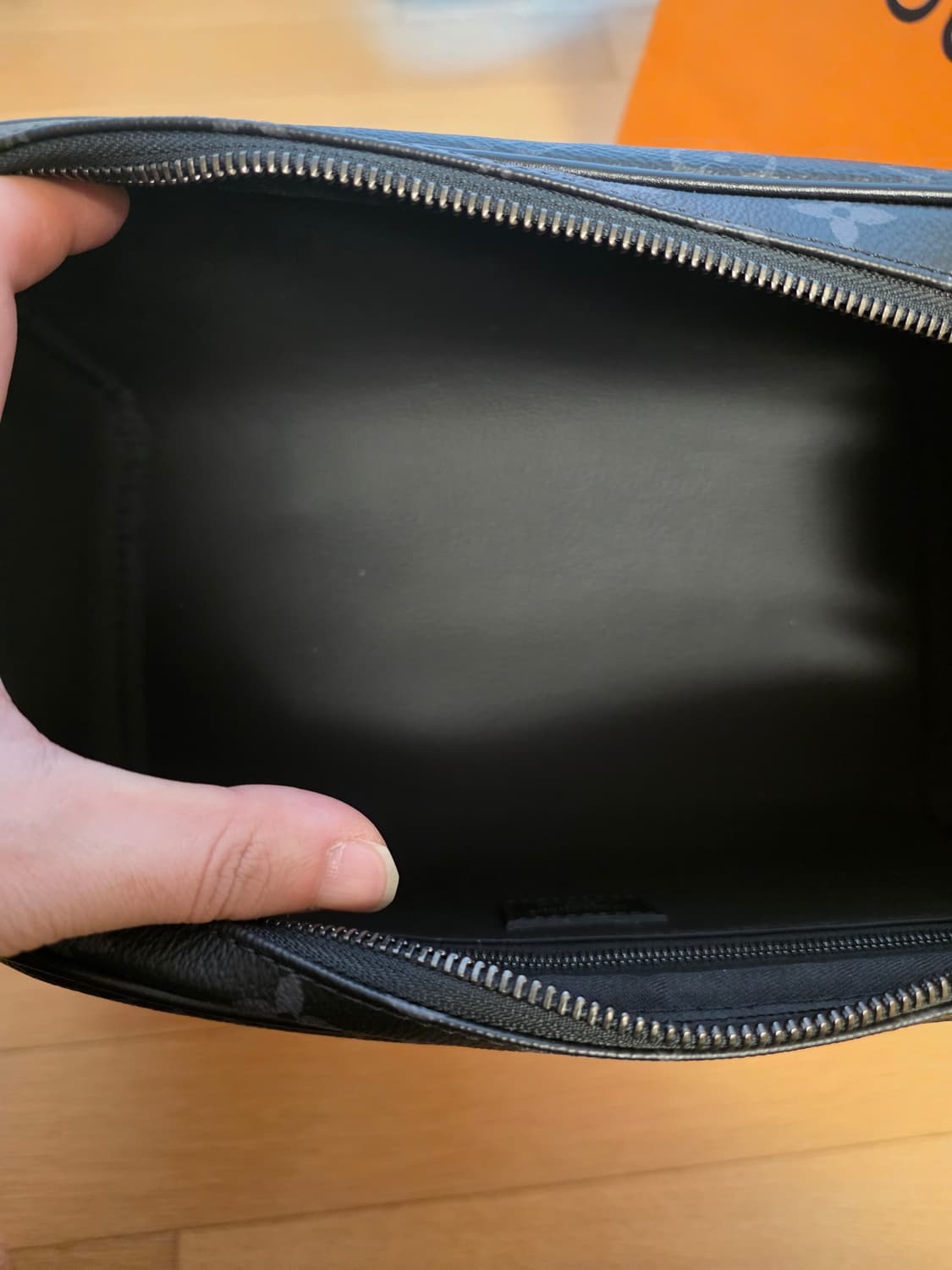 [25년] 루이비통 돕키트 토일렛 파우치 클러치 모노그램 이클립스 상품이미지6