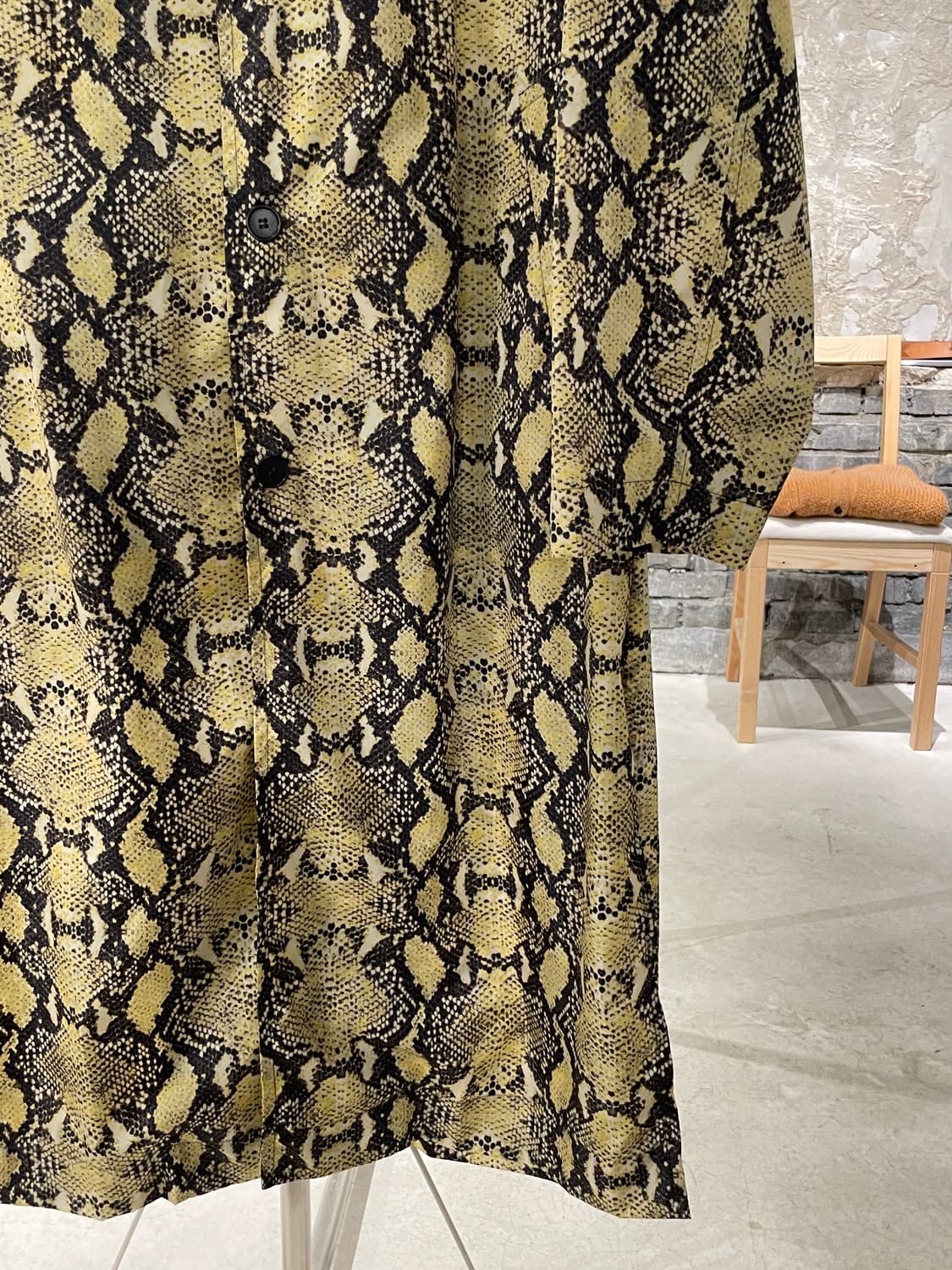 커먼 스웨덴 옐로우 스네이크 스킨 폴리아미드 씬 코트 상품이미지5