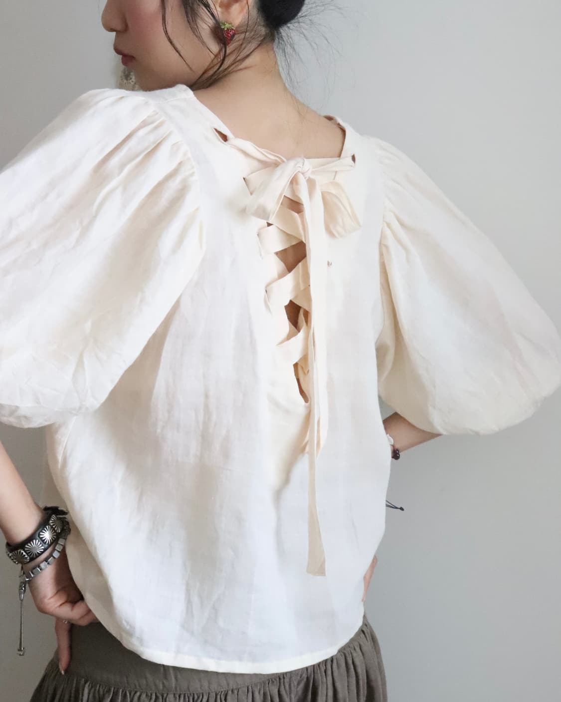 [Crisp] Back Ribbon Puff Linen Blouse 상품이미지7