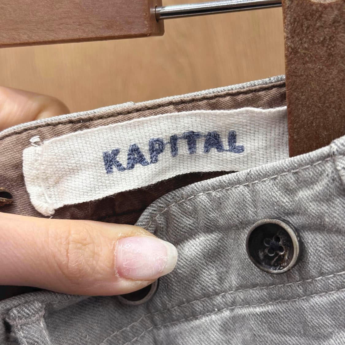 캐피탈 버튼 플라이 슬림 팬츠 워싱 벨트 디테일 라이트 그레이 상품이미지7