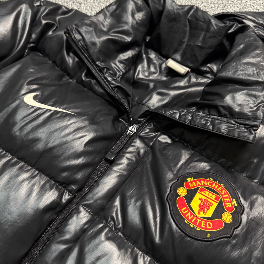 Name : 나이키 맨유 팀로고 블랙컬러 후드탈부착 유광 덕다운 패딩  상품이미지5