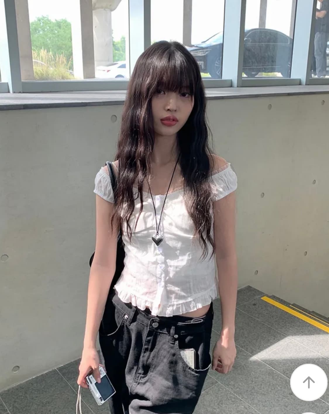 애니원모어 넬리 오픈 레이스 프릴 나시 블라우스 상품이미지4