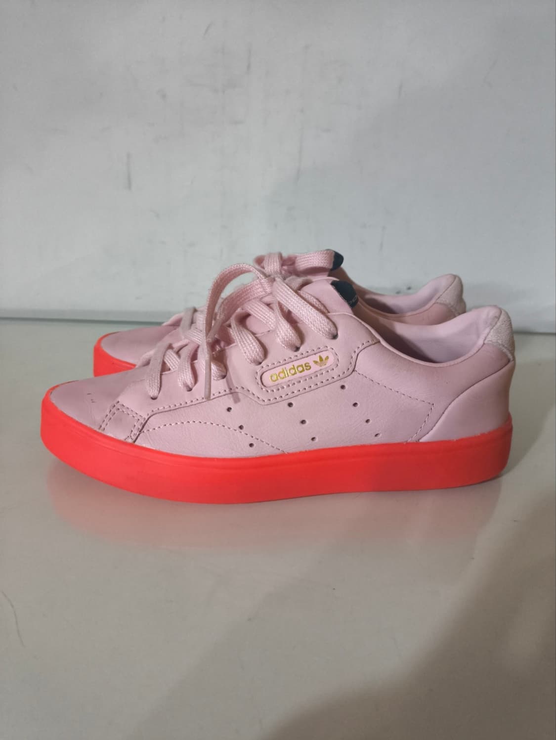 220mm 아디다스 슬릭 디바 레드 켄달제너 스니커즈 상품이미지1