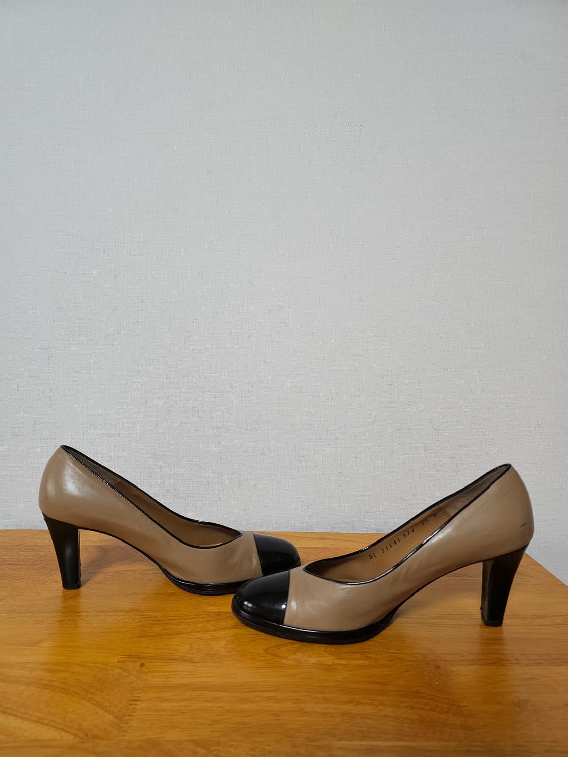 [신발정리] 페라가모 클래식 배색 펌프스 (6.5B / 235)

살바토 상품이미지5