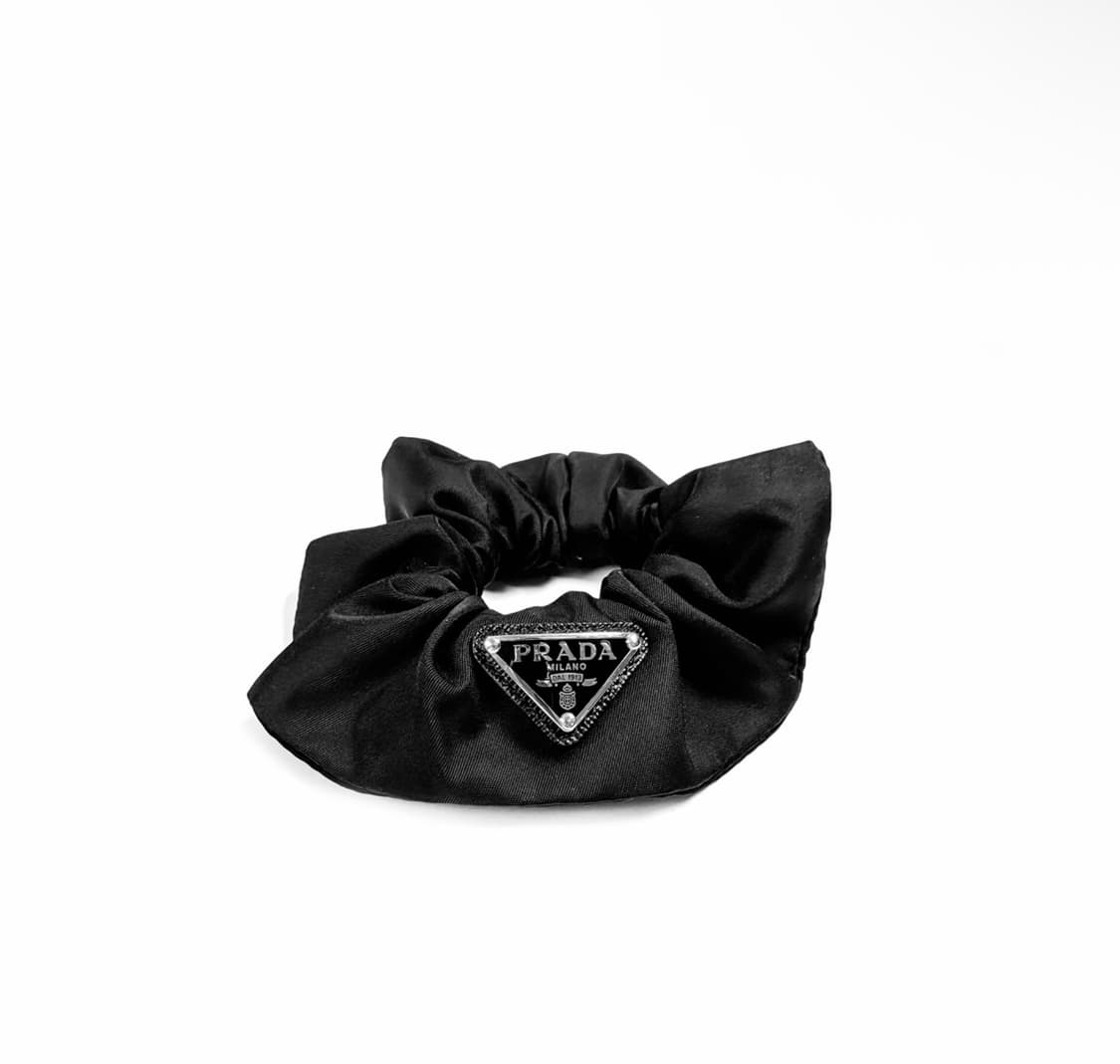 [OS] 프라다 여성 리나일론 삼각로고 스크런치 헤어 밴드 슈슈 블랙 상품이미지3