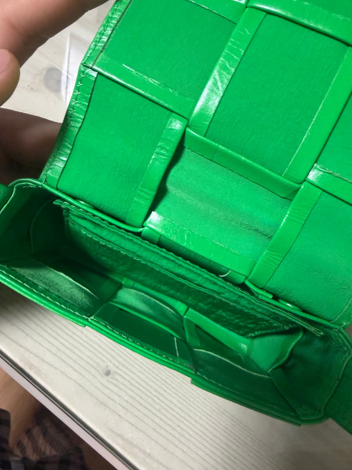 보테가 베네타 미니 레더 카세트백 패러킷 상품이미지3