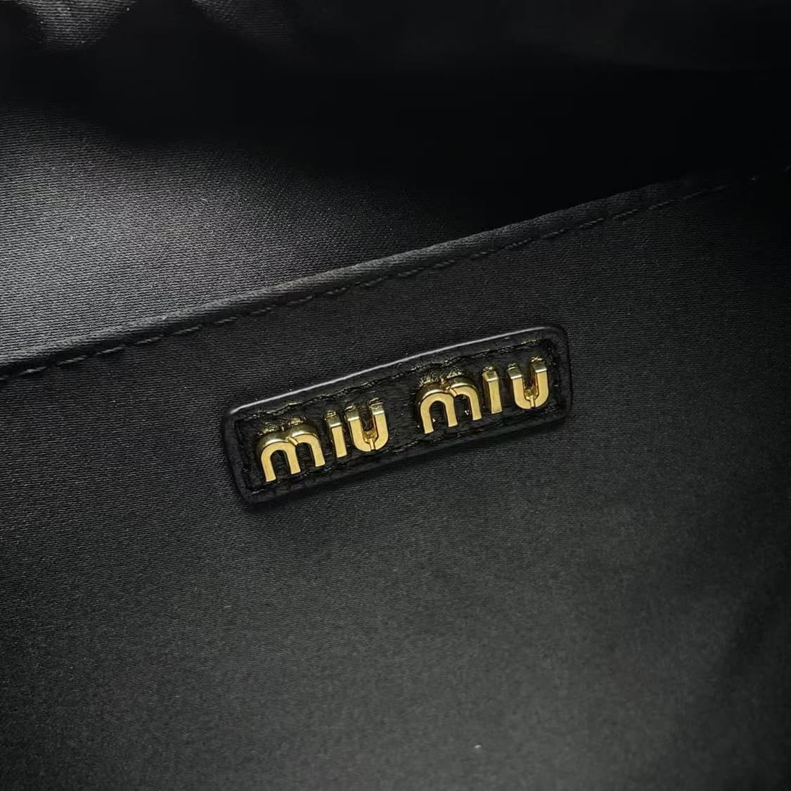 미우 미우 완더 마테라쎄 나파 레더 호보백 블랙 상품이미지5