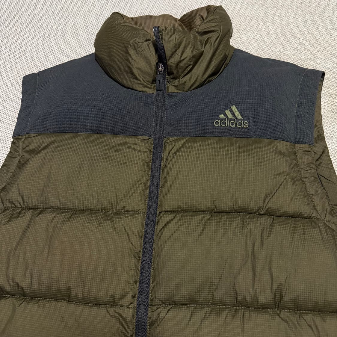 아디다스 카키 패딩 조끼 상품이미지2
