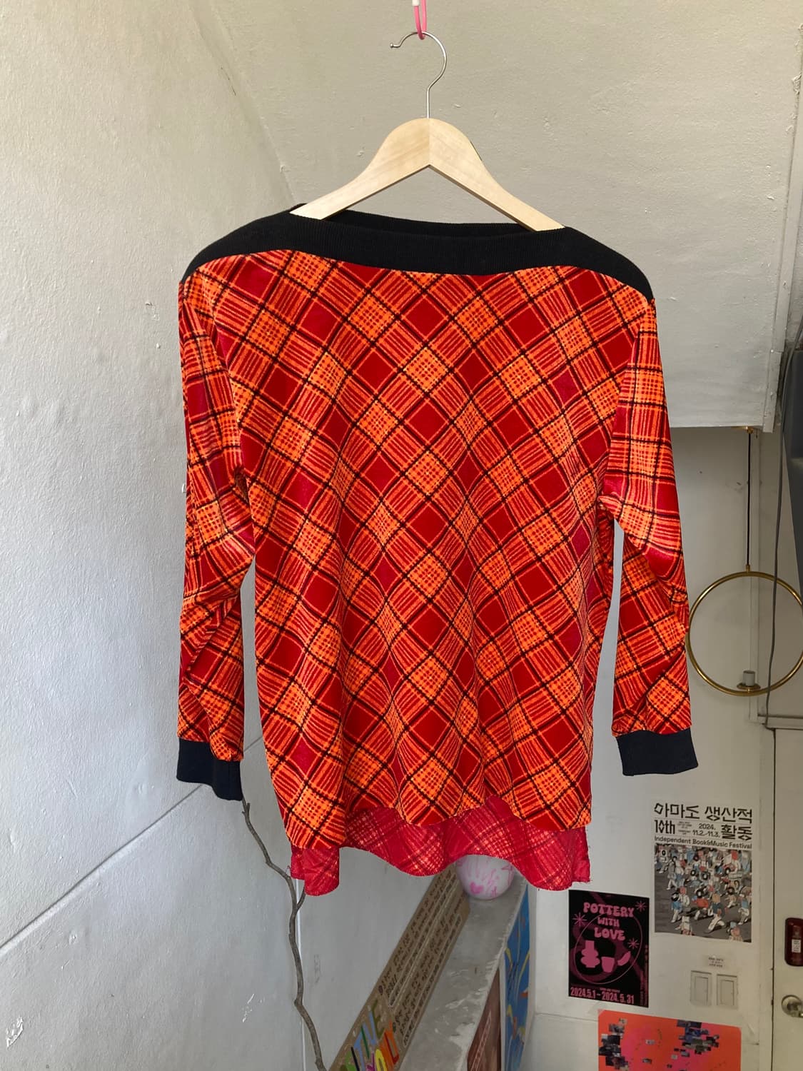 와이드넥 타탄체크 벨벳 탑 상품이미지1