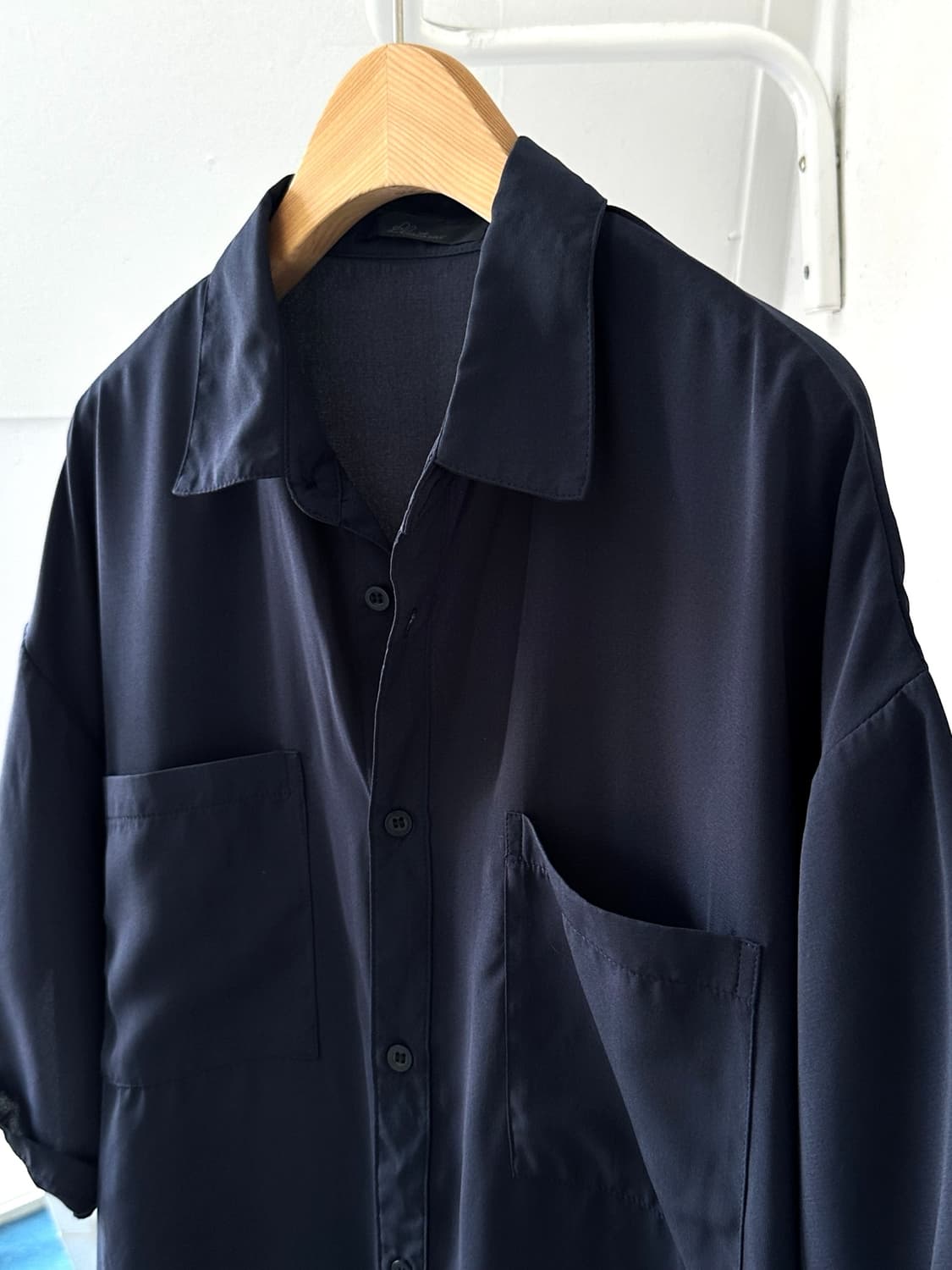 Sheer poly silky touch loose H/S shirt 상품이미지1