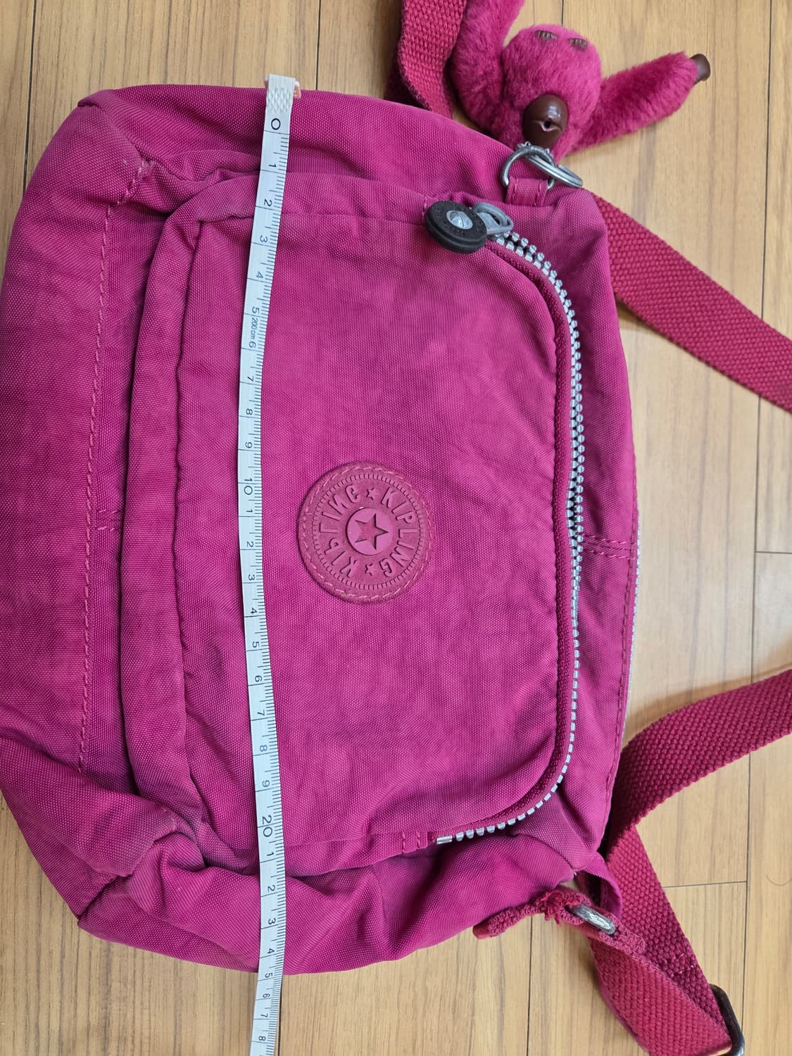 키플링 핑크색 크로스백입니다
실측 25cm 정도 됩니다
- 가볍고 편안하 상품이미지4