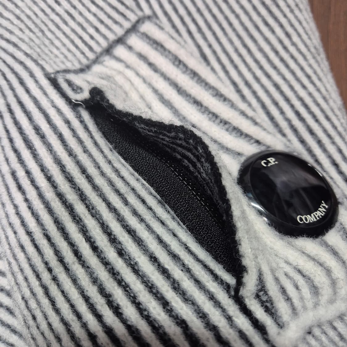 [우주매물🔥] CP컴퍼니 플리스 니트 크루넥 렌즈 스웨터 상품이미지5