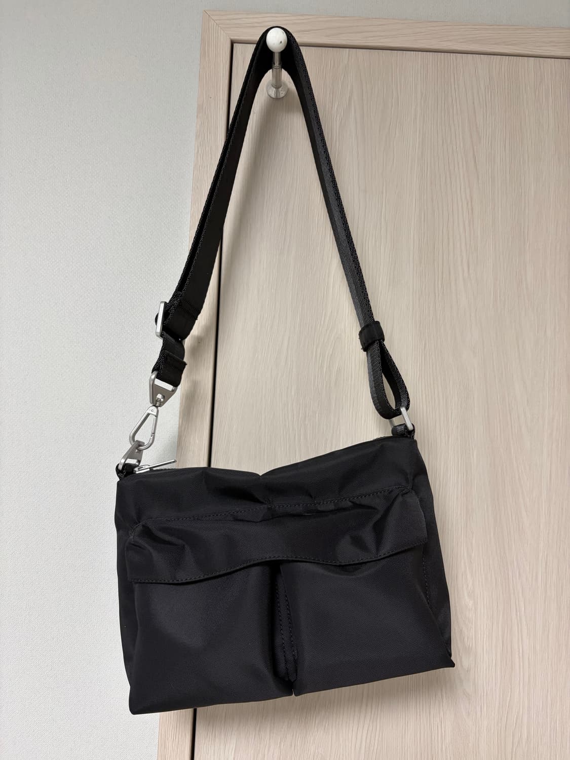 코스 유틸리티 메신저백 블랙 상품이미지2