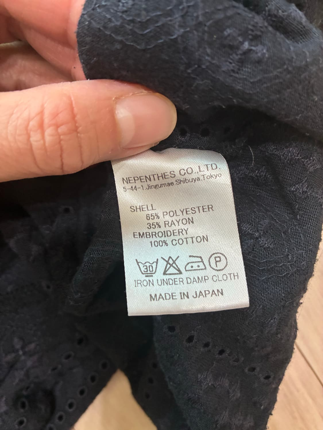 [정품] Needle 아이렛 자수 브이넥 가디건 — 블랙/스몰 상품이미지4