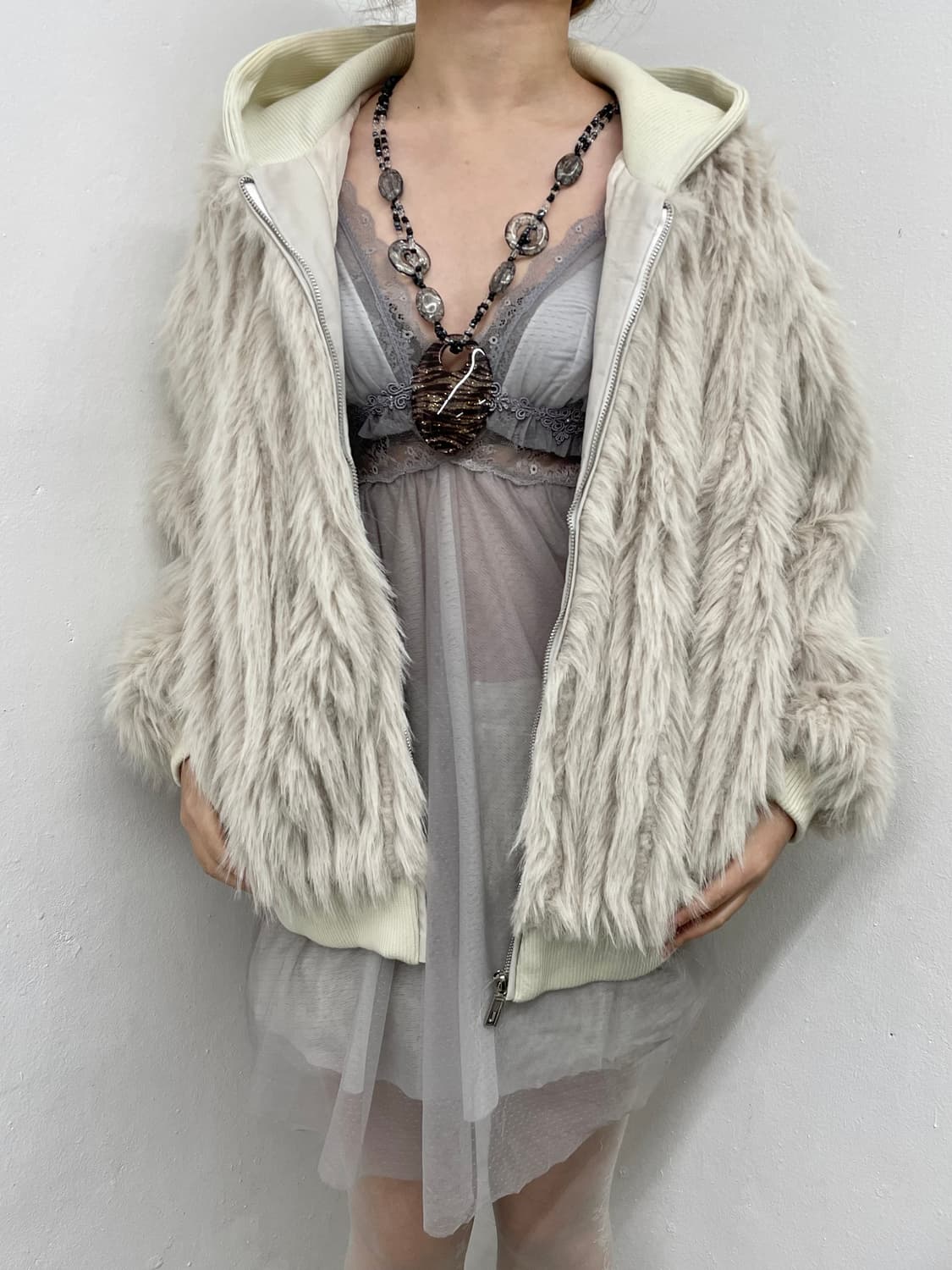 아이보리 헤어리 후드 퍼자켓 상품이미지1