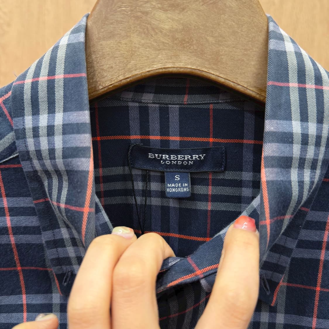 버버리 런던 코튼 긴팔 셔츠 체크 패턴 포켓 로고 자수 디테일 딥 네이비 상품이미지6