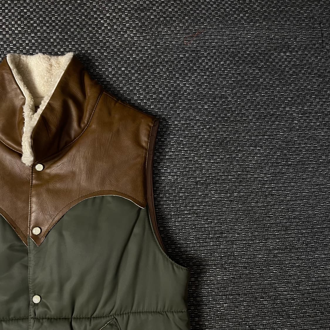 켈로진스 가죽 나일론 투톤 경량패딩 조끼 상품이미지3