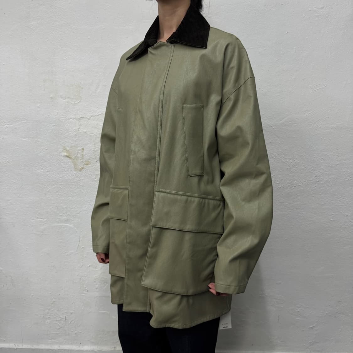 센스오브플레이스 카키컬러 에코 레더 집업 스냅버튼 레더 코트 상품이미지1