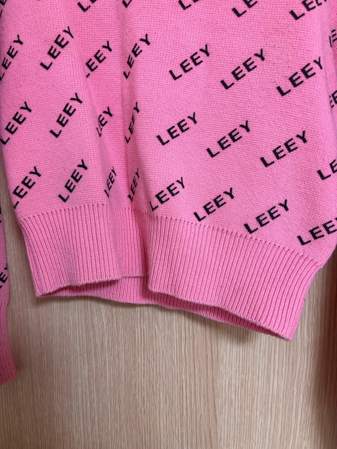LEEY 브랜드 로고 패턴 핑크 니트 상품이미지4