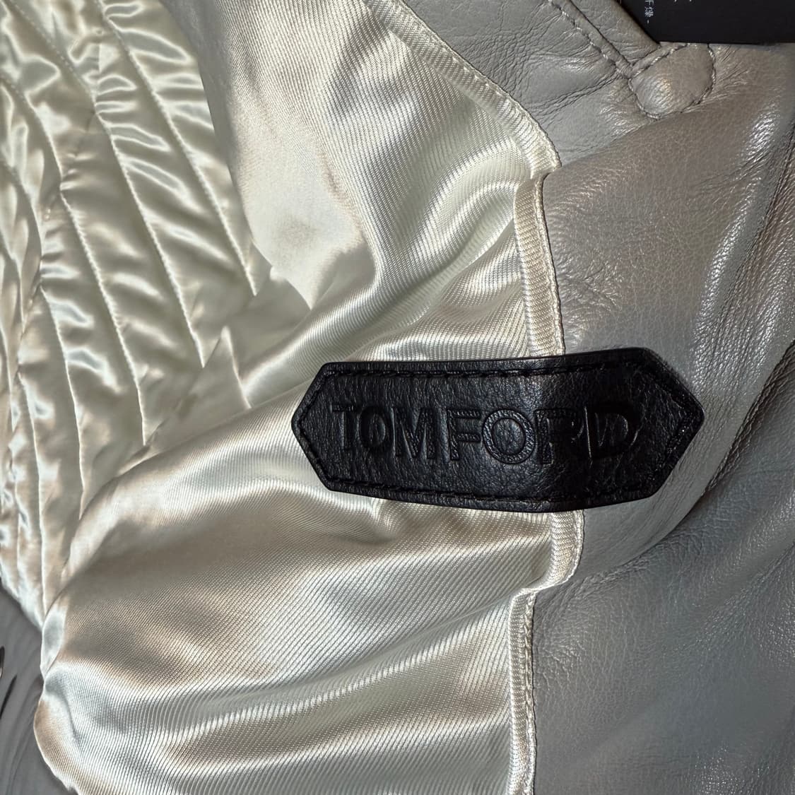 톰포드 양가죽 그레이 패딩 라이더 자켓 판매 합니다. 상품이미지4