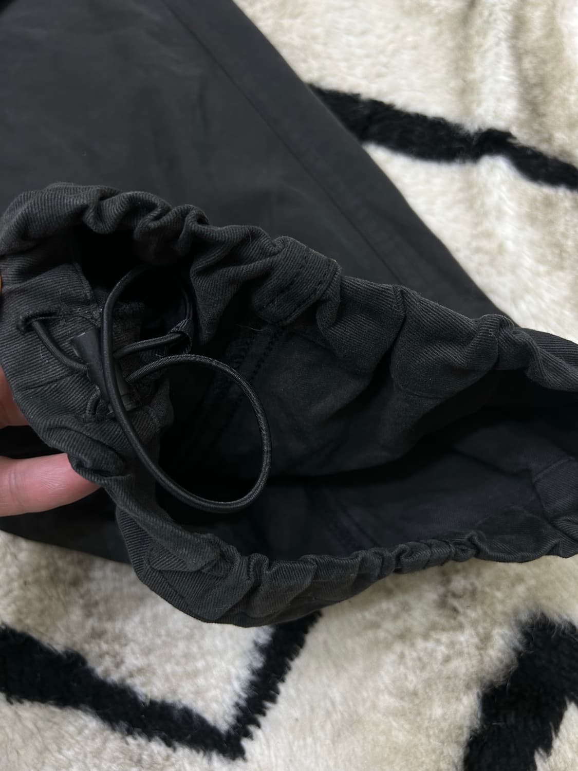 [2]아캄 Knee 핀턱 콘트라스트 카고 팬츠/블랙 상품이미지5