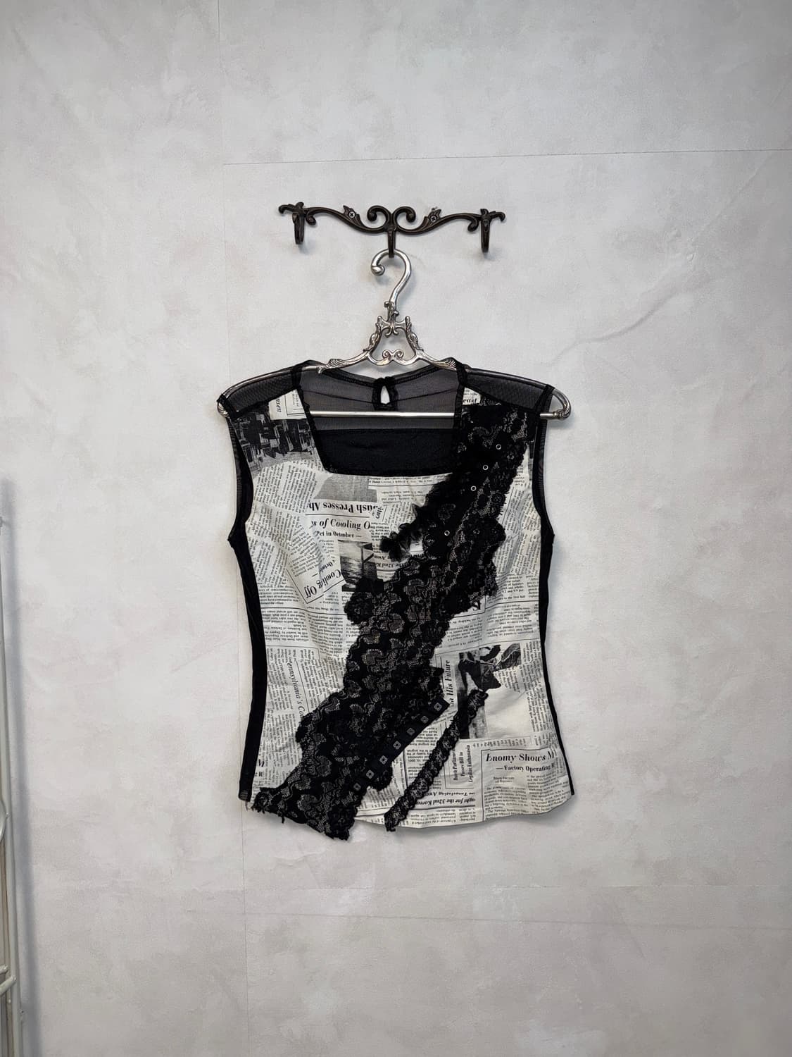 Black&white newspaper lace eyelet 슬리브리스 상품이미지1