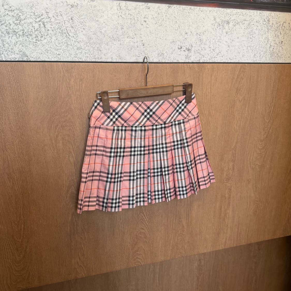 버버리 블루라벨 체크 플리츠 미니 스커트 레더 버클 스트랩 디테일 핑크 상품이미지2