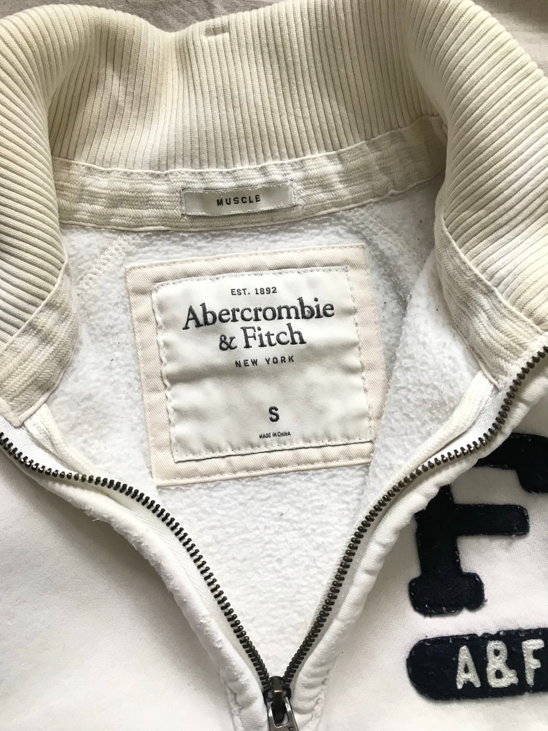 아베크롬비 자수 로고 화이트 반집업 상품이미지7