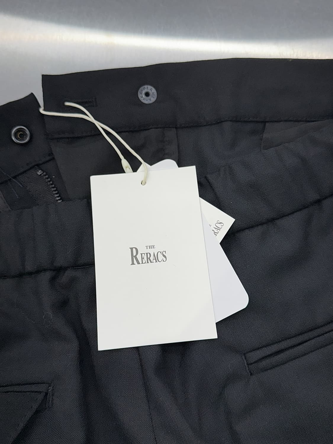 더 리라쿠스 블랙 테이퍼드 드로즈 백 포켓 울 팬츠 상품이미지7