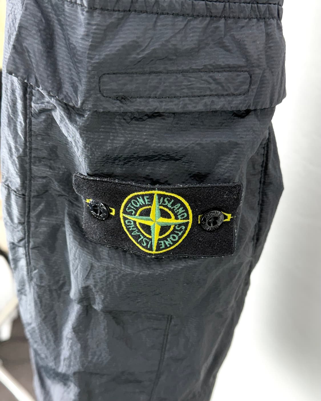 스톤아일랜드 20ss 블랙 나일론 메탈 시어서커 카고 팬츠 상품이미지7